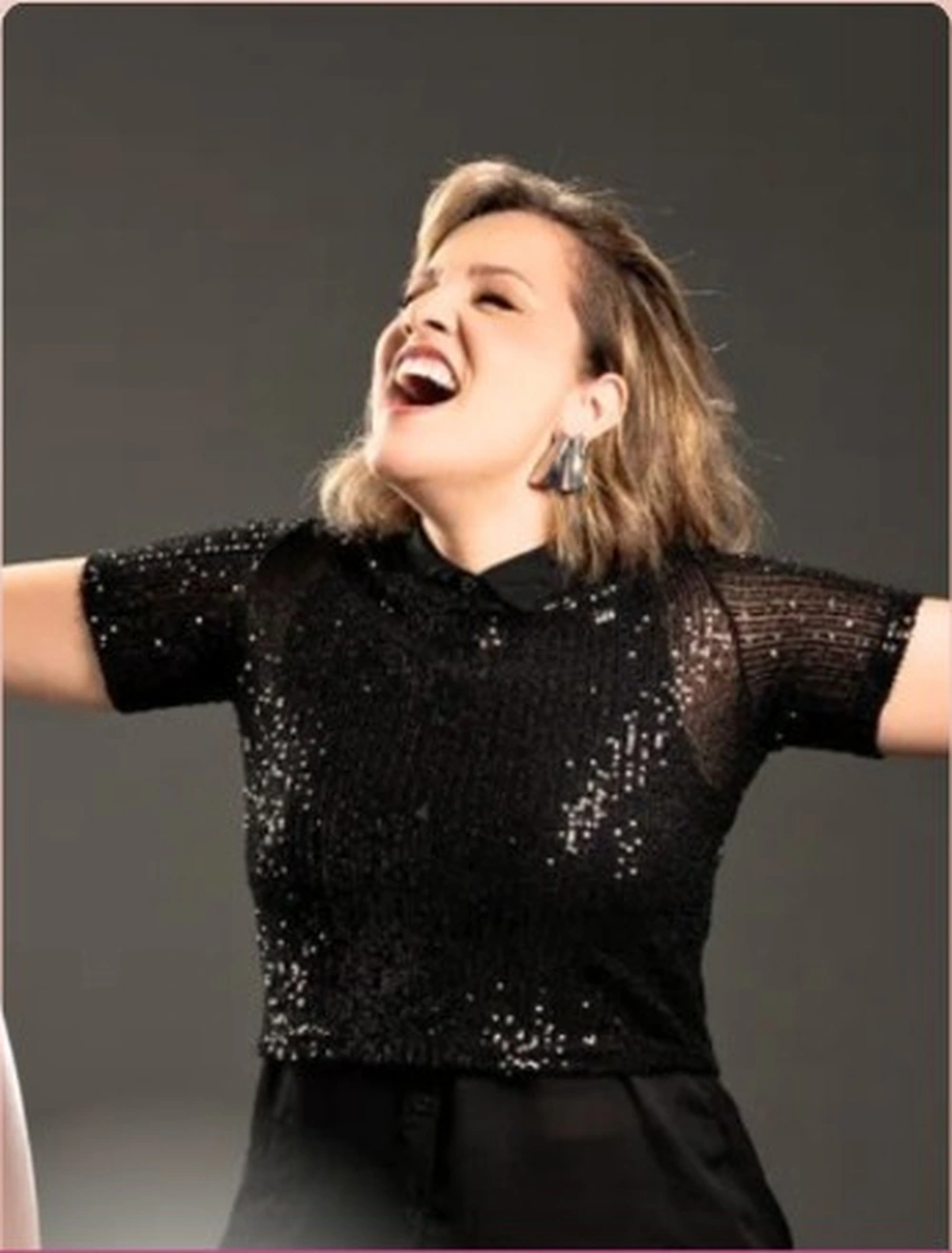 Carla Cipriano ministrando louvor